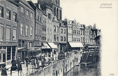 1562 Gezicht op de Vismarkt te Utrecht met rechts op de voorgrond de Oudegracht.